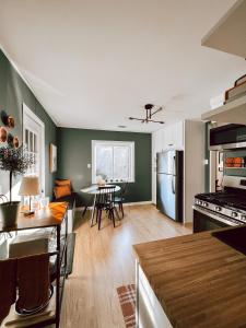 una cucina e un soggiorno con tavolo e frigorifero di The Clay Hideaway a Downers Grove