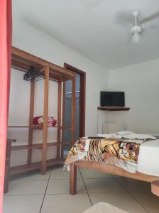 1 dormitorio con 1 cama con manta de tigre en Pousada Arraial Suites, en Arraial d'Ajuda