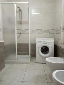 La salle de bains est pourvue d'un lave-linge et d'une douche. dans l'établissement La casa di Gaia, à Cabras