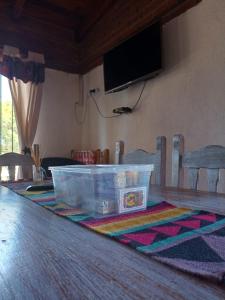 a living room with a plastic container on a rug at Mardi - Departamentos de alquiler temporario in Bialet Massé