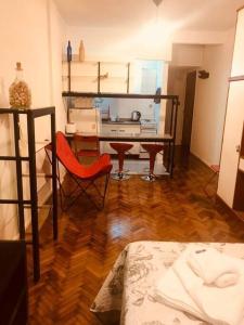 Habitación con escritorio y mesa con silla. en Studio French I - Recoleta, en Buenos Aires