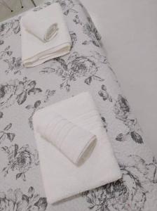 dos toallas blancas sentadas encima de una cama en Studio French I - Recoleta en Buenos Aires