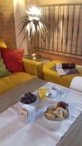 une table avec une assiette de nourriture sur un lit dans l'établissement Albergo Da Ca' Vecia, à Spilamberto