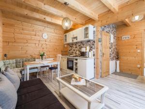 Apartments Plitvice forest في كورينيتسا: غرفة معيشة ومطبخ في كابينة خشب