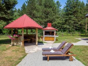 Vonkajšia záhrada v ubytovaní Apartments Plitvice forest