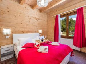 Ένα ή περισσότερα κρεβάτια σε δωμάτιο στο Apartments Plitvice forest