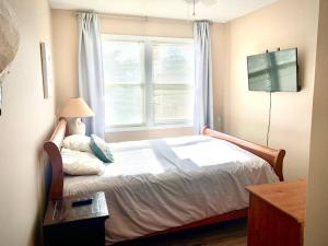 Un pat sau paturi într-o cameră la The Boathouse- 2 Apartments in 1 With Game Room!