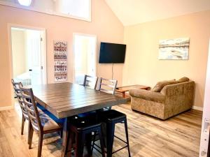 sala de estar con mesa de madera y sofá en The Boathouse- 2 Apartments in 1 With Game Room!, en Seaside Heights