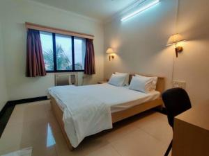 Ένα ή περισσότερα κρεβάτια σε δωμάτιο στο 2 BHK cozy apartment w/ Netflix and wifi in Bandra