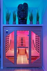 a room with two benches and a vase at Romance Spa Nuit D'amour in Le Havre