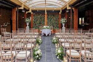 ヨークにあるHotel Du Vin & Bistro Yorkの椅子と花の結婚式の場