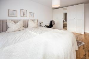 Кровать или кровати в номере Moderne 2-Zimmer-Wohnung mit atemberaubender Skyline Aussicht auf Frankfurt!