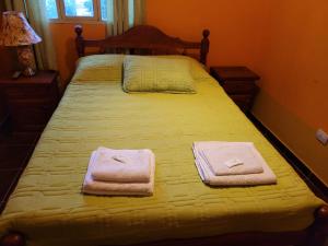 dwa łóżka z ręcznikami na górze w sypialni w obiekcie Alto Independencia w mieście Humahuaca