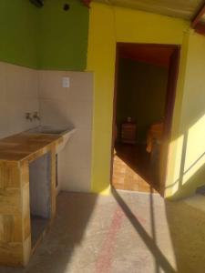 Habitación con una pared amarilla y verde. en Alto Independencia en Humahuaca