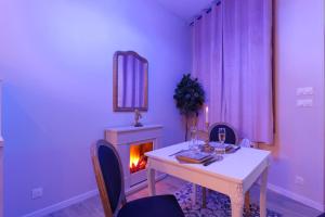 a dining room with a table and a fireplace at Romance Spa Nuit D'amour in Le Havre