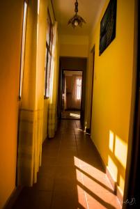 烏瑪瓦卡的住宿－Alto Independencia，一条空的走廊,有黄色的墙壁,走廊有走廊长度