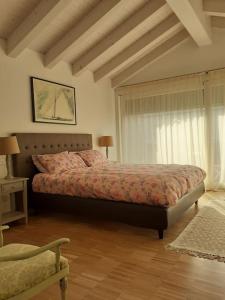 sypialnia z łóżkiem i oknem w obiekcie Elegant house with a garden w mieście Mira