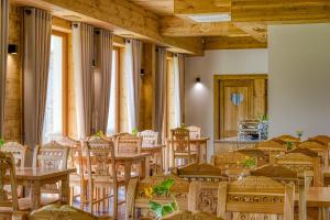 Un restaurante u otro lugar para comer en Żelazne Wrota