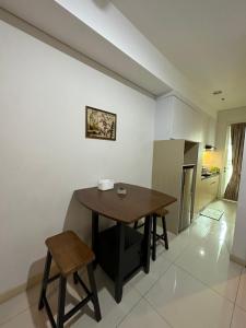 a dining room with a table and a kitchen at One bedroom apartment at Borneo Bay City in Klandasan Kecil