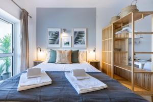 una camera da letto con un grande letto con due asciugamani di Studio Marina View by Seewest a Lagos