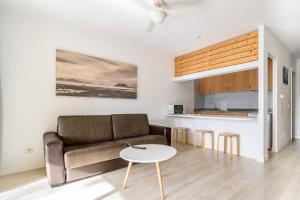 sala de estar con sofá y mesa en Apartment in resort en Corralejo