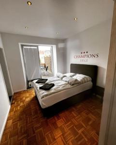 een slaapkamer met een bed met een bord aan de muur bij EXKLUSIVE Wohnung mitten im schönsten Viertel in Bremen