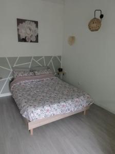 1 dormitorio con 1 cama en una habitación blanca en Logement moderne, en Surgères