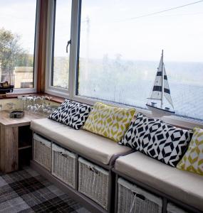 バッキーにあるKintrae B&Bの窓に帆船が付いた部屋のソファ
