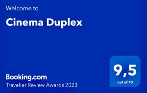 un cartel azul con el texto bienvenido al dúplex de cine en Cinema Duplex en Calpe