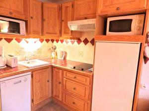 Kuchyň nebo kuchyňský kout v ubytování Bel appartement rénové 2 pièces, Résidence Chanteneige La Croisette, pied des pistes, Les Belleville - FR-1-574-30