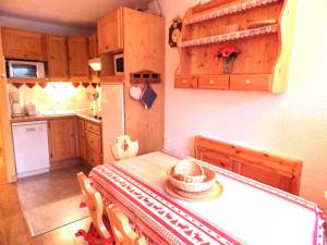 Kuchyň nebo kuchyňský kout v ubytování Bel appartement rénové 2 pièces, Résidence Chanteneige La Croisette, pied des pistes, Les Belleville - FR-1-574-30