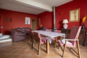 comedor con paredes rojas, mesa y sillas en Ginevra Vista Mare, en Campobello di Mazara