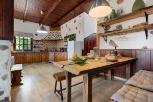 una cucina con armadi in legno e tavolo in legno di Finca Viña Maria a Los Realejos