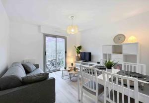 Telewizja i/lub zestaw kina domowego w obiekcie L'escapade - Centre Ville - Parking - Balcon