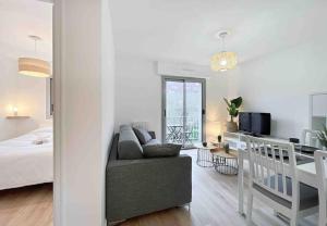 Telewizja i/lub zestaw kina domowego w obiekcie L'escapade - Centre Ville - Parking - Balcon