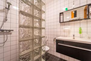 un bagno con un water e un lavandino di Hotel Inn Salland a Raalte Altre 37 foto