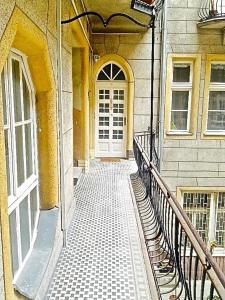 un passaggio che conduce a una porta di un edificio di Manhattan Studio a Budapest