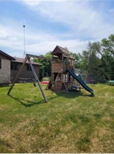 Un parque infantil con un tobogán en un patio en Chemong Lake Waterfront Cottage☆privateboatlaunch, en Lakefield