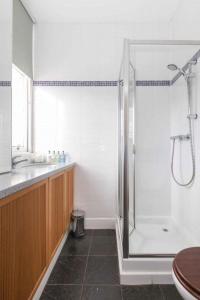 een badkamer met een douche en een wastafel bij Fraoch House in Edinburgh