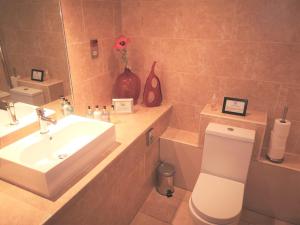 ein Badezimmer mit einem weißen Waschbecken und einem WC in der Unterkunft Fraoch House in Edinburgh