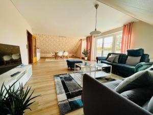 ein Wohnzimmer mit einem Sofa und einem Tisch in der Unterkunft Fewo Elke in Barsinghausen