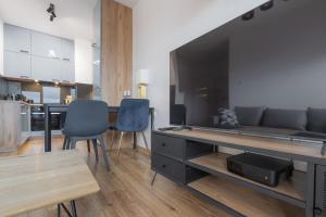 a living room with a table and two chairs at Apartament Kapitalny in Gdańsk