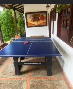 a ping pong table in a room with two tables at Cabaña Villa Maria in San Antero