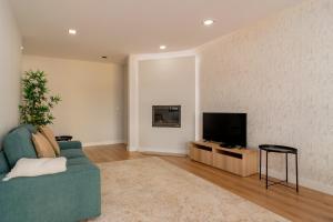 TV a/nebo společenská místnost v ubytování Modern 3 BDR Apartment by LovelyStay
