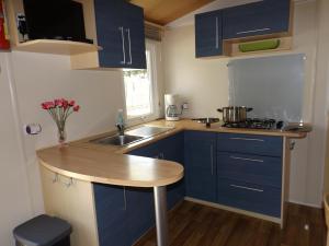Η κουζίνα ή μικρή κουζίνα στο Location mobil home