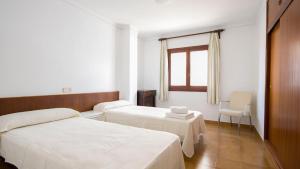 um quarto de hospital com duas camas e uma janela em Vives Ref 9002 em Cala Bona