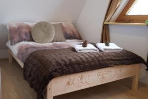 מיטה או מיטות בחדר ב-Apartament Ryllówka z widokiem na góry Zakopane