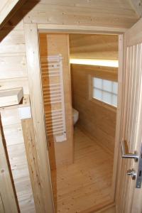 ein kleines Bad mit WC in einem Holzzimmer in der Unterkunft Les Cabanes du Grand Nord in Pradines