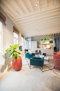 uma sala de estar com mobiliário azul e vermelho em Oever House em Antuérpia