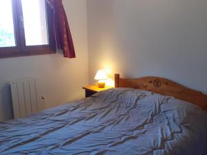 Ein Bett oder Betten in einem Zimmer der Unterkunft Appartement Valfréjus, 6 pièces, 12 personnes - FR-1-265-179